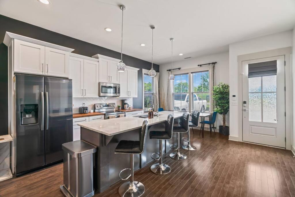 King Bed, Balcony, Covered Patio & Firepit! 8 Minutes From Broadway Nashville Exterior photo