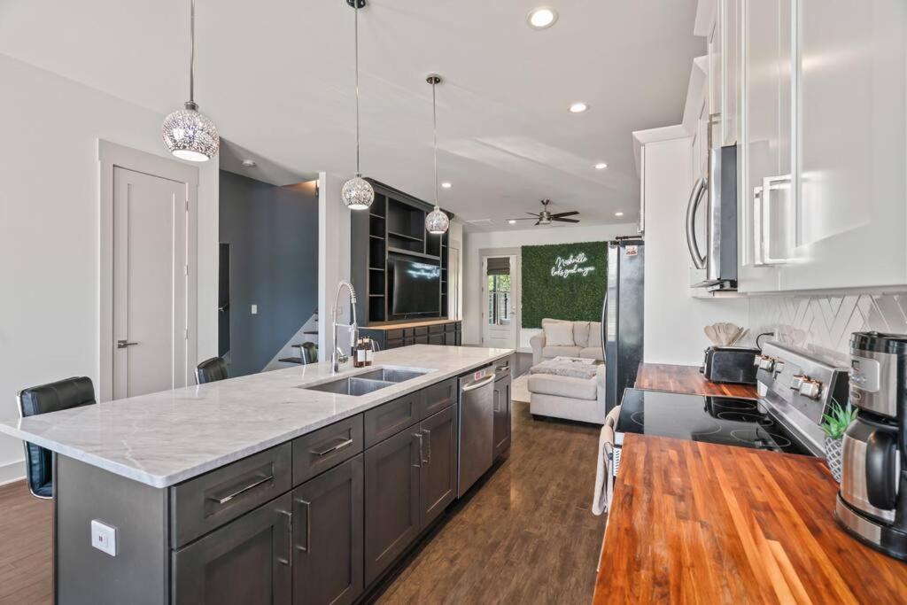 King Bed, Balcony, Covered Patio & Firepit! 8 Minutes From Broadway Nashville Exterior photo