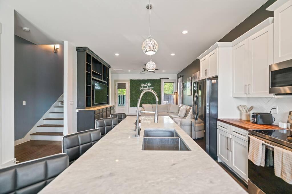 King Bed, Balcony, Covered Patio & Firepit! 8 Minutes From Broadway Nashville Exterior photo